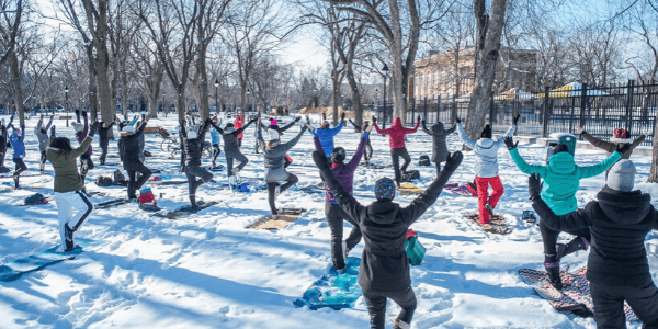 Yoga sous la neige à Montréal